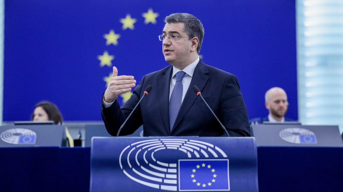 Απόστολος Τζιτζικώστας από τη Μαδρίτη: Πανικός και χάος στους δρόμους, νεκρά τα τηλέφωνα