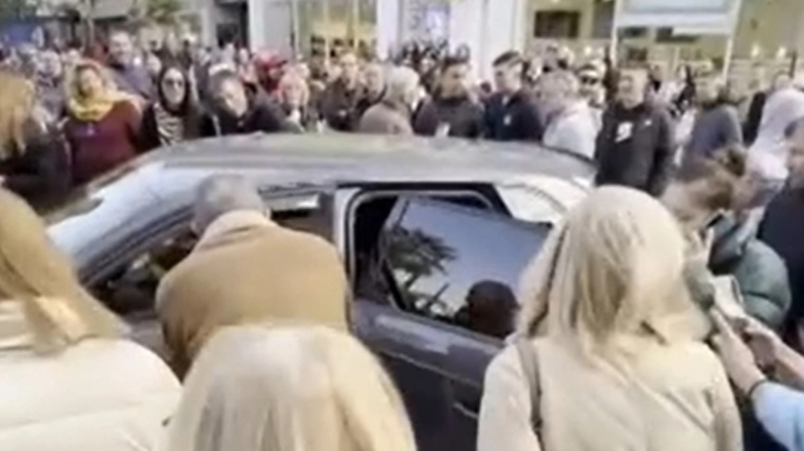 Ο οδηγός που πάρκαρε στη μέση του δρόμου στο Χαλάνδρι: «Δεν υπολόγισα το λεωφορείο» - Δείτε Βίντεο 