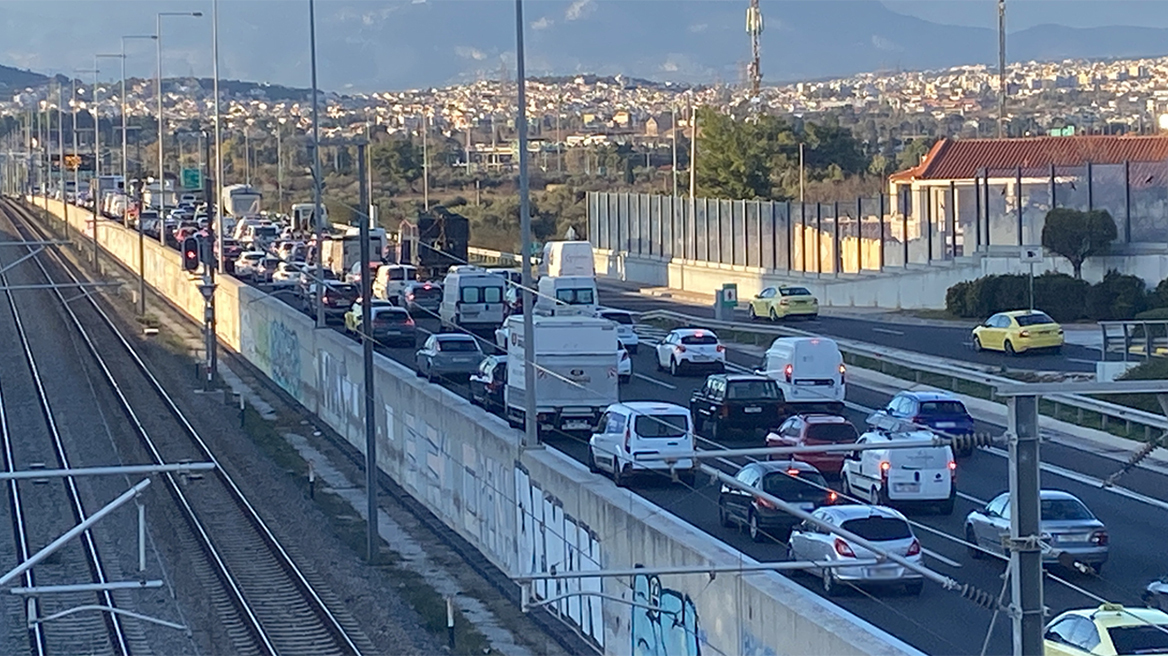 Πολύωρη ταλαιπωρία στην Αττική Οδό επειδή έπεσε τσιμέντο στον δρόμο -  Καθυστερήσεις στην Κηφισίας, στο κόκκινο ο Κηφισός