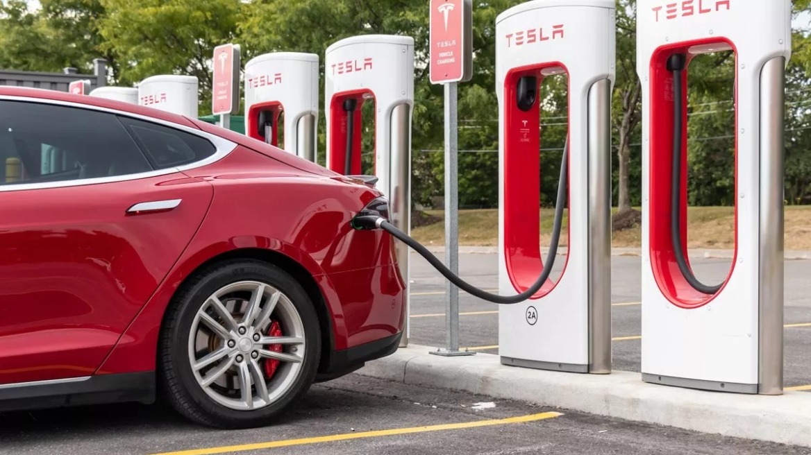 Η Tesla προσφέρει δωρεάν φόρτιση