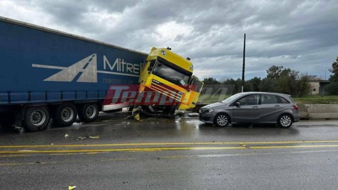 Πάτρα: Δίπλωσε νταλίκα, πέρασε στο αντίθετο ρεύμα και καρφώθηκε σε μπάρες - Δείτε φωτογραφίες