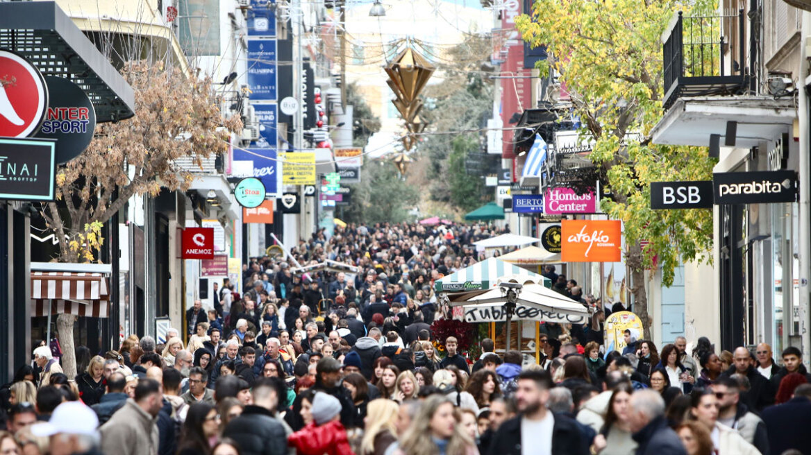 Παραμονή Χριστουγέννων: Πλήθος κόσμου στην Ερμού για τα τελευταία ψώνια - Το εορταστικό ωράριο των καταστημάτων