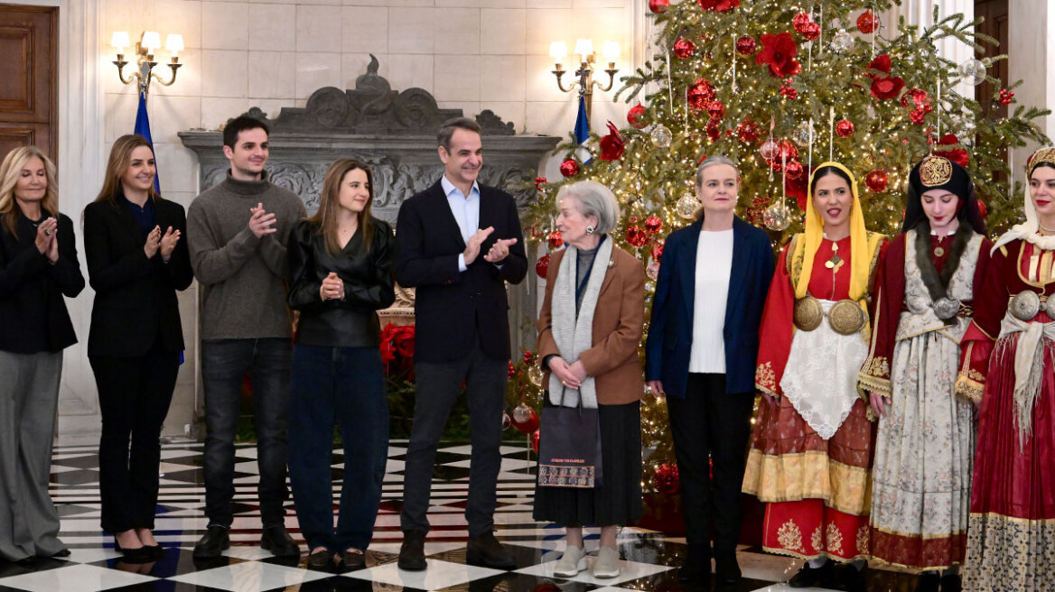 Κυριάκος Μητσοτάκης: Ακουσε τα κάλαντα με την οικογένειά του στο Μέγαρο Μαξίμου