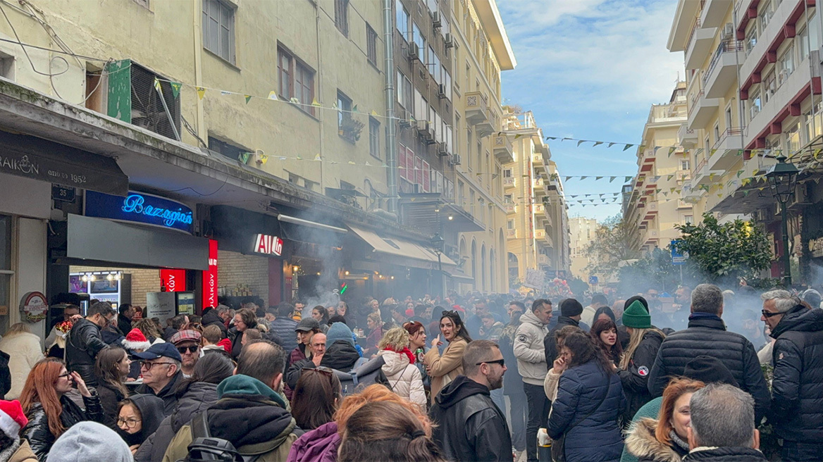 Θεσσαλονίκη: Μια απέραντη ψησταριά η Βασιλέως Ηρακλείου - Γλέντι για άλλη μία χρονιά 