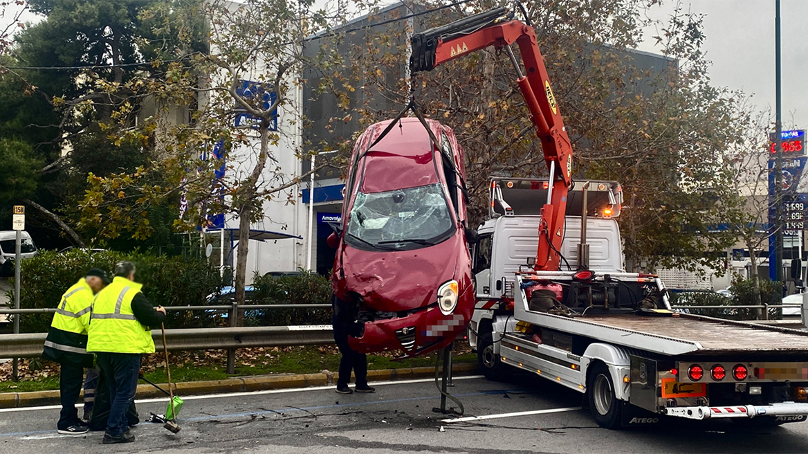 Λεωφόρος Μεσογείων: Τροχαίο με σύγκρουση τριών οχημάτων 