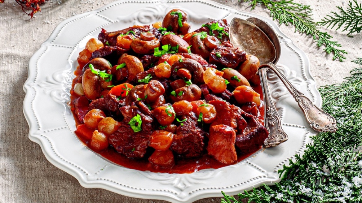 Έτσι φτιάχνεται το τέλειο μοσχάρι μπουργκινιόν με μανιτάρια