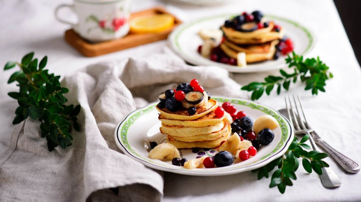 Pancakes με φρούτα του δάσους, μπανάνες και μέλι