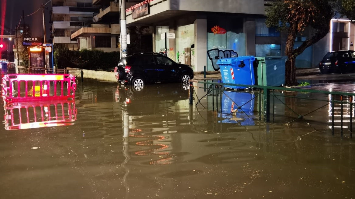 Κακοκαιρία Elena: Προβλήματα στην Ποσειδώνος, πλημμύρισε ο δρόμος - Βρέχει σε όλη την Αττική, προβλήματα στην Εύβοια