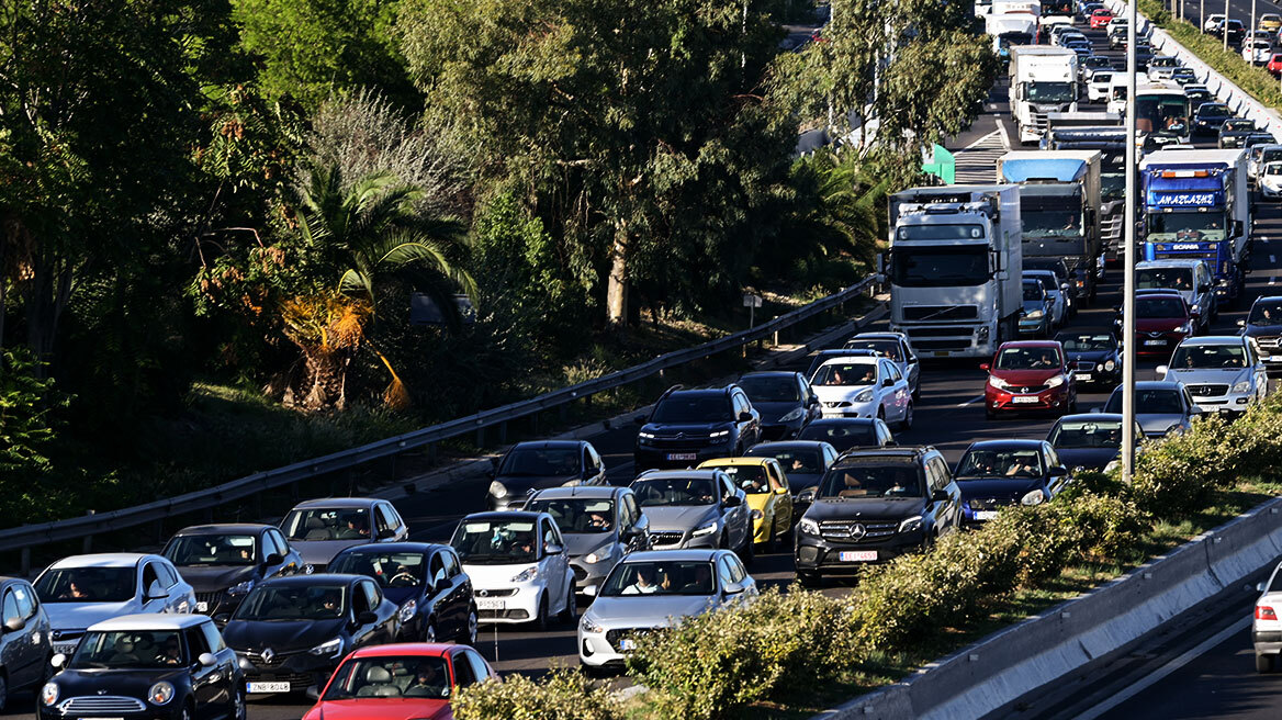 Κίνηση στους δρόμους τώρα live: Μποτιλιάρισμα πολλών χιλιομέτρων στην κάθοδο του Κηφισού λόγω ακινητοποίησης οχήματος και τροχαίου