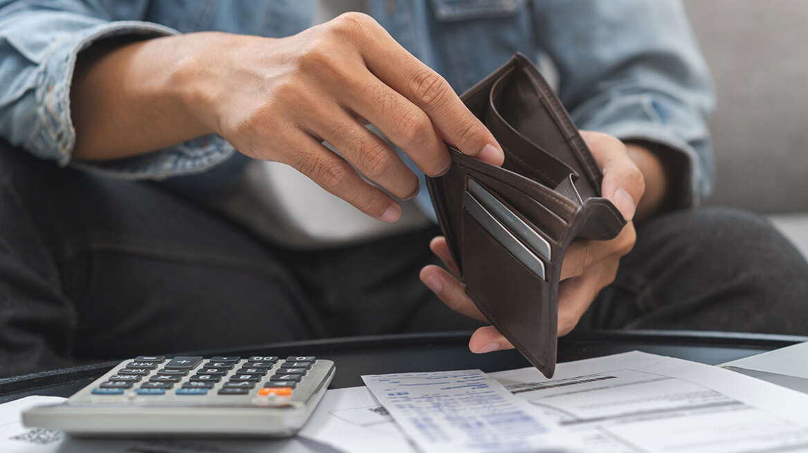 Πώς ένας μισθός των 880 ευρώ κοστίζει 1.250 ευρώ στις επιχειρήσεις