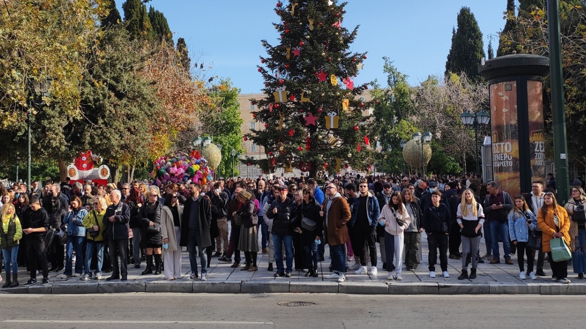 Αυξημένη η κίνηση στο κέντρο της Αθήνας, ανοιχτά σήμερα εμπορικά καταστήματα και πολυκαταστήματα