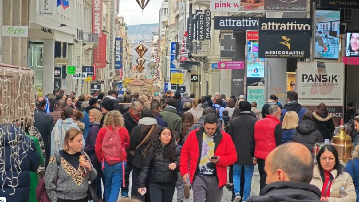 Τι ώρα κλείνουν καταστήματα και σούπερ μάρκετ - Αυξημένη η κίνηση στο κέντρο της Αθήνας