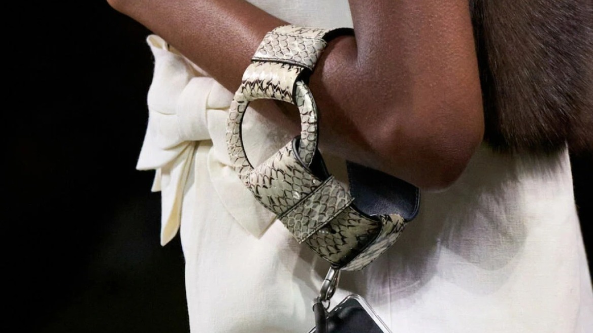 Bracelet bag: Η τσάντα που θα συμπληρώσει τα σύνολα των γιορτών