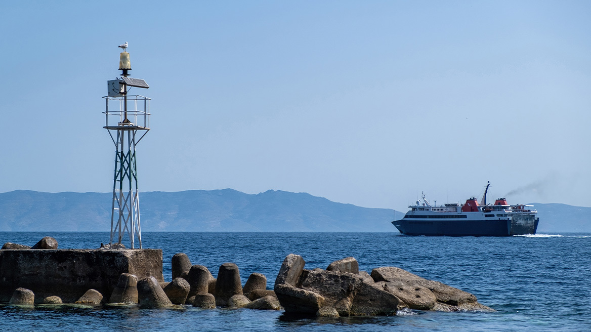 Προβλήματα και στον πράσινο φάρο του λιμανιού της Σύρου -Με προβολείς προσεγγίζουν οι καπετάνιοι στο λιμάνι