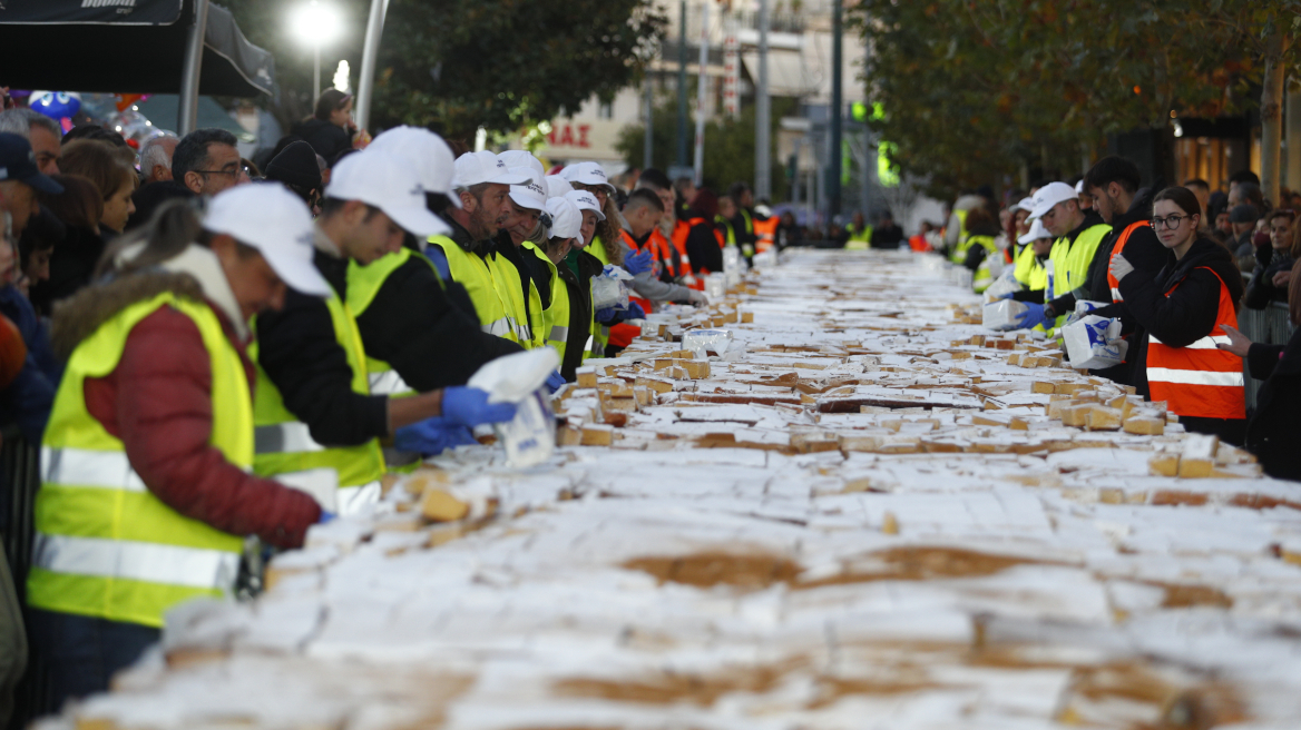 Βασιλόπιτα για ρεκόρ Γκίνες στο Περιστέρι με πάνω από 70.000 κομμάτια - Δείτε βίντεο και φωτογραφίες