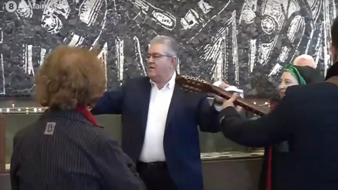 Δημήτρης Κουτσούμπας: Μετά τα κάλαντα, το έριξε στο τσάμικο - Δείτε βίντεο