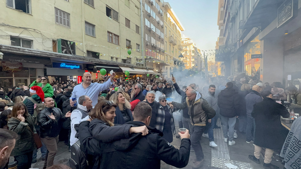 Βίντεο και φωτογραφίες: Γλέντι με μουσική, σουβλάκια και χορό στη Θεσσαλονίκη λίγο πριν μπει το 2025