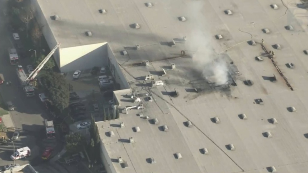 Δύο νεκροί και 18 τραυματίες από πτώση αεροσκάφους σε αποθήκη στην Καλιφόρνια - Βίντεο