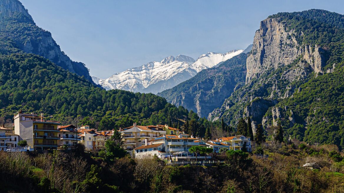 Αναστάτωση στο Λιτόχωρο: Προληπτικά μέτρα για το πόσιμο νερό μετά τον εντοπισμό νεκρού αλόγου στο φαράγγι του Ενιπέα
