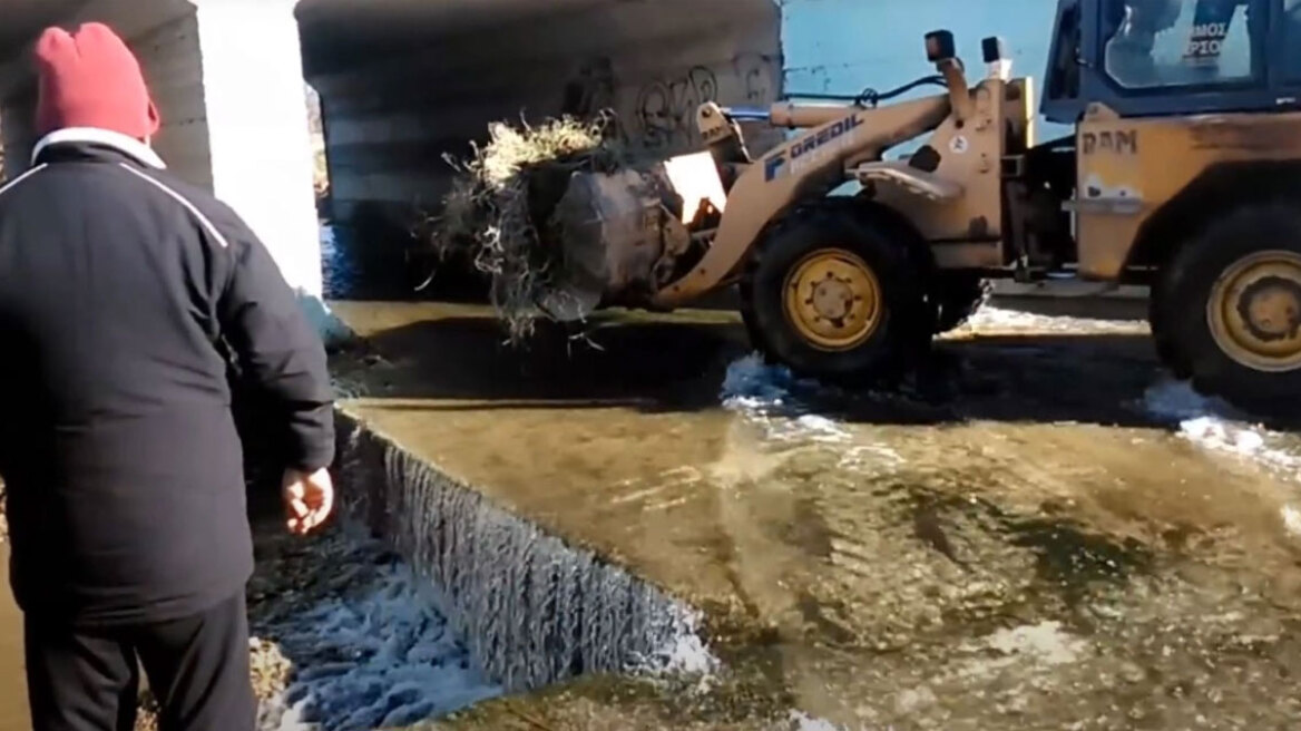 Αυτά τα Θεοφάνεια στο Κιλκίς δεν έιχαν τελειωμό: Όταν χρειάστηκε μπουλντόζα για να βρεθεί ο σταυρός (vid)