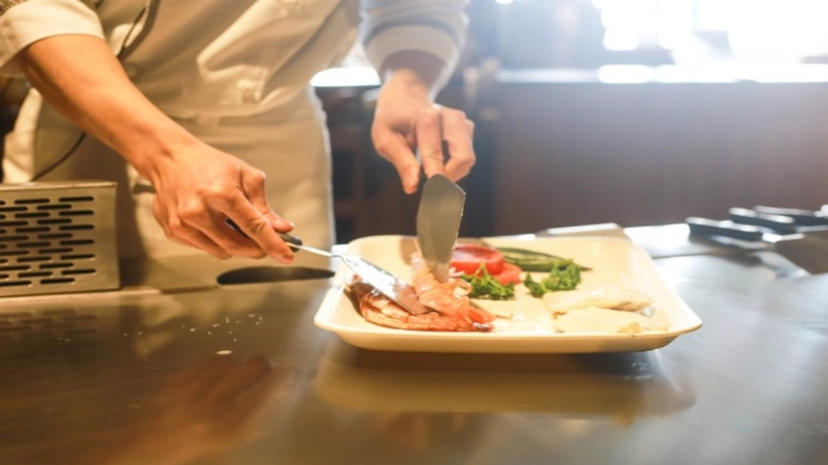 Έξαλλοι χορτοφάγοι την «έπεσαν» σε vegan εστιατόριο επειδή έβαλε κρέας στο μενού του και το ανάγκασαν να κλείσει