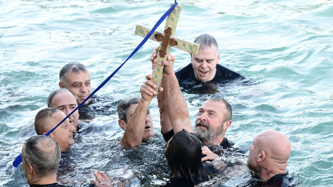 Θεοφάνια: Με λαμπρότητα ο εορτασμός - Από την Αθήνα και την Πάτρα, έως τη Σύρο και το Φανάρι