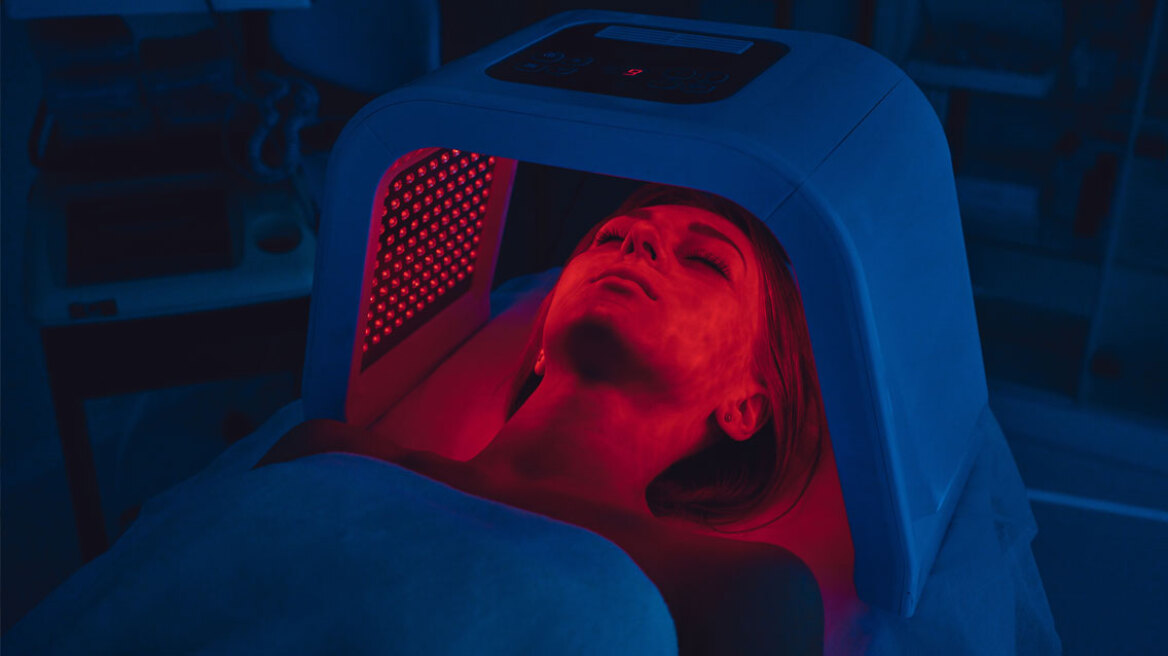 Red light therapy: Πόσο ασφαλής είναι η νέα «τρέλα» του TikTok;