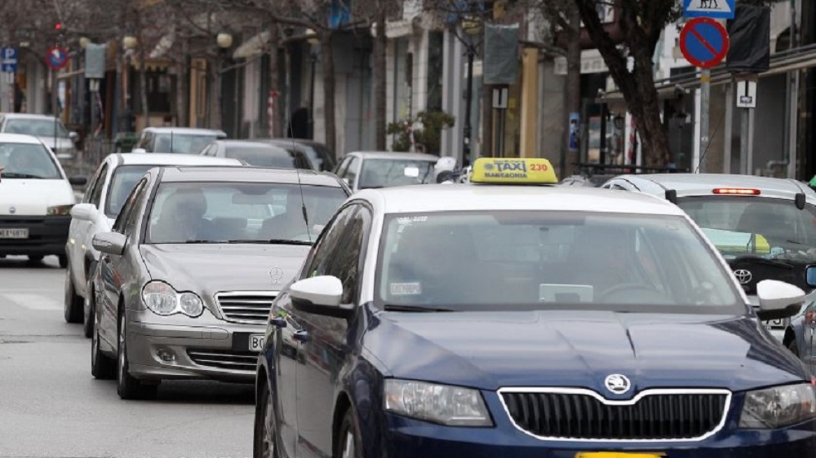 Θεσσαλονίκη: Συμπλοκή οδηγών στη μέση του δρόμου - Πιάστηκαν στα χέρια για την προτεραιότητα