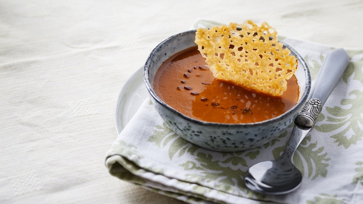 Τραγανά τσιπς παρμεζάνας: Το πιο νόστιμο ορεκτικό με μόνο ένα υλικό