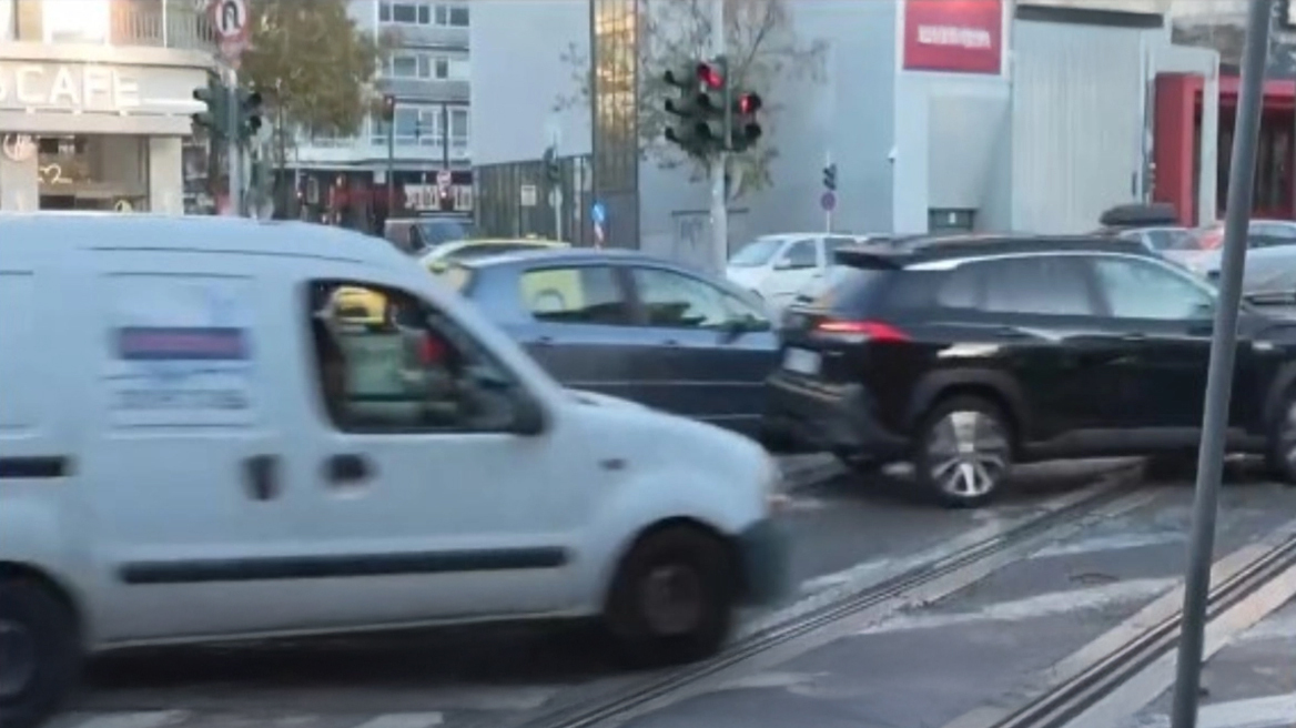 Οδηγοί περνούν με κόκκινο το φανάρι στην Καλλιρρόης σε live σύνδεση: «Ήταν βαθύ πορτοκαλί»