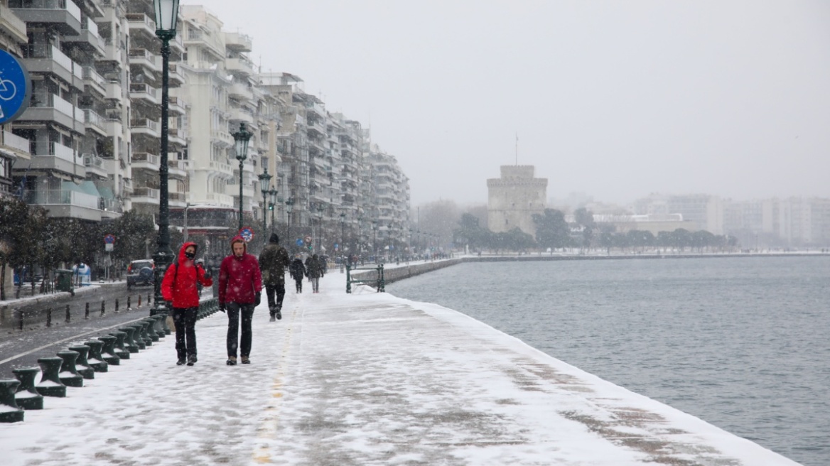 Καιρός: Εισβολή ψυχρής μάζας φέρνει χιόνια και σε χαμηλά υψόμετρα - Ποιες περιοχές θα «ντυθούν» στα λευκά 