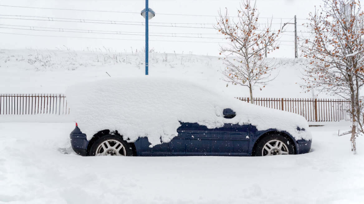 Το απόλυτο κόλπο: Έτσι δεν θα «σκεπαστεί» το αυτοκίνητό σας με χιόνι (vid)