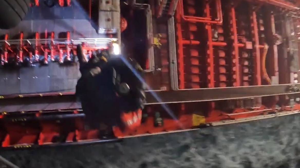 Βίντεο: Η αεροδιακομιδή μέλους πληρώματος από φορτηγό πλοίο με ελικόπτερο του Πολεμικού Ναυτικού