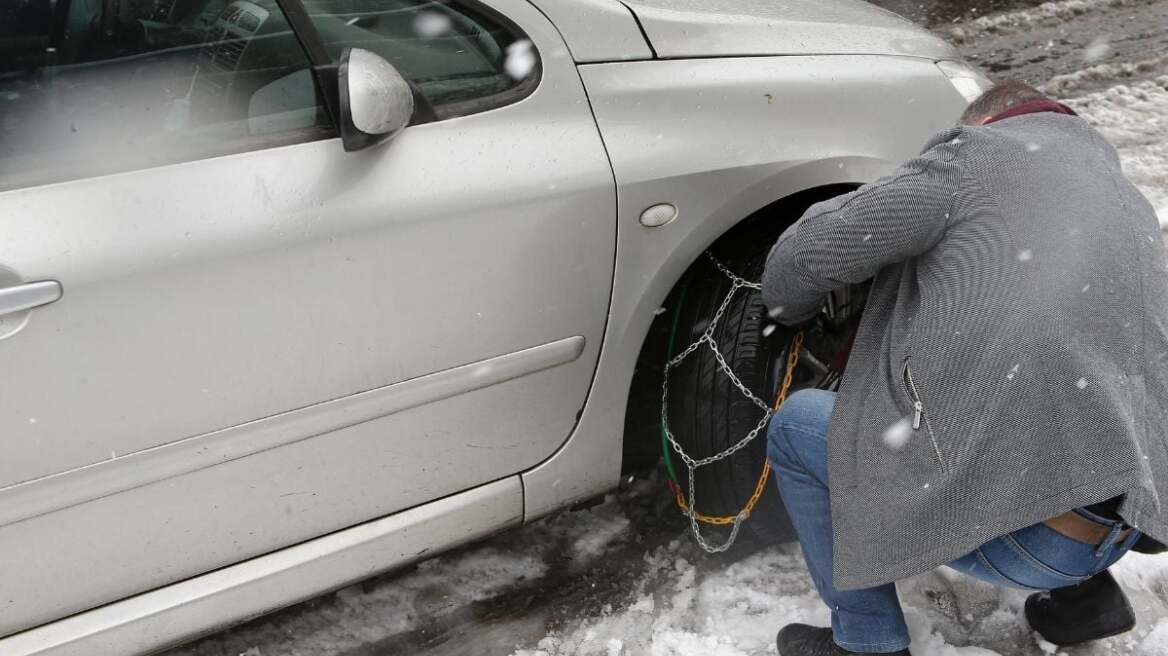 Με αντιολισθητικές αλυσίδες η κυκλοφορία στην παλιά εθνική Αθηνών-Θηβών λόγω χιονόπτωσης
