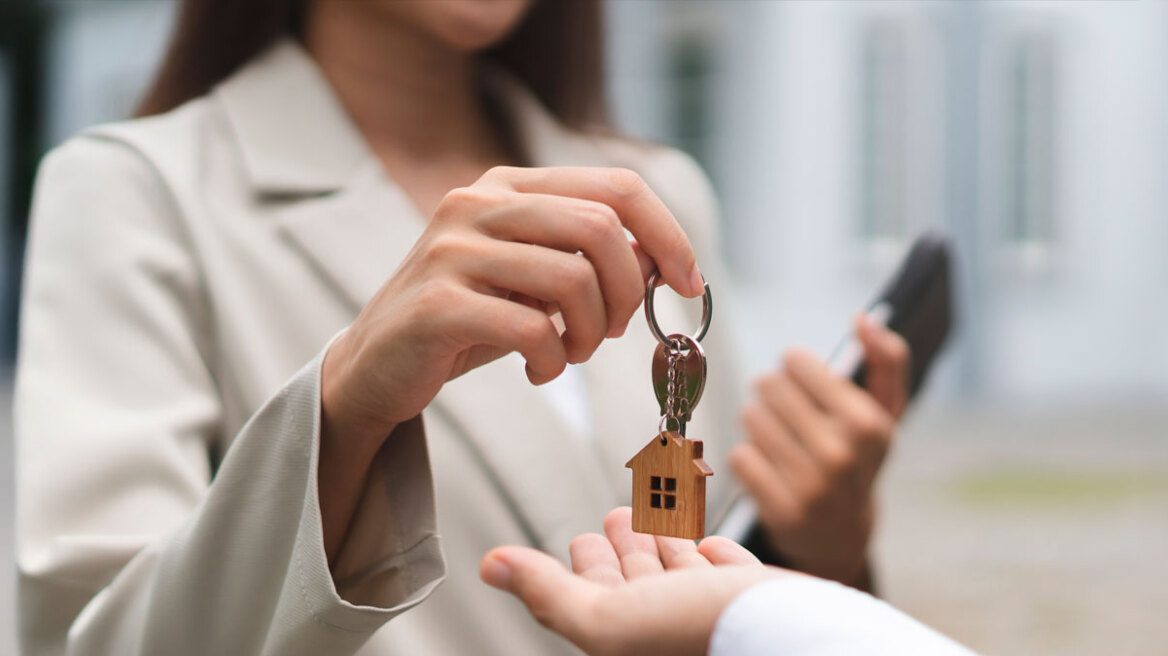 ΕΛΣΤΑΤ: Πληθωρισμός 2,7% το 2024 με εκρηκτικές αυξήσεις σε ασφάλιστρα (+14%) και ενοίκια (+8,5%)