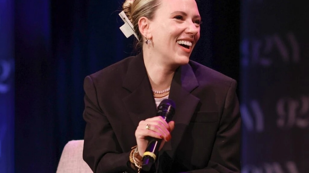 H Σκάρλετ Γιόχανσον συνδυάζει μαύρο κοστούμι με λευκό Τ-Shirt