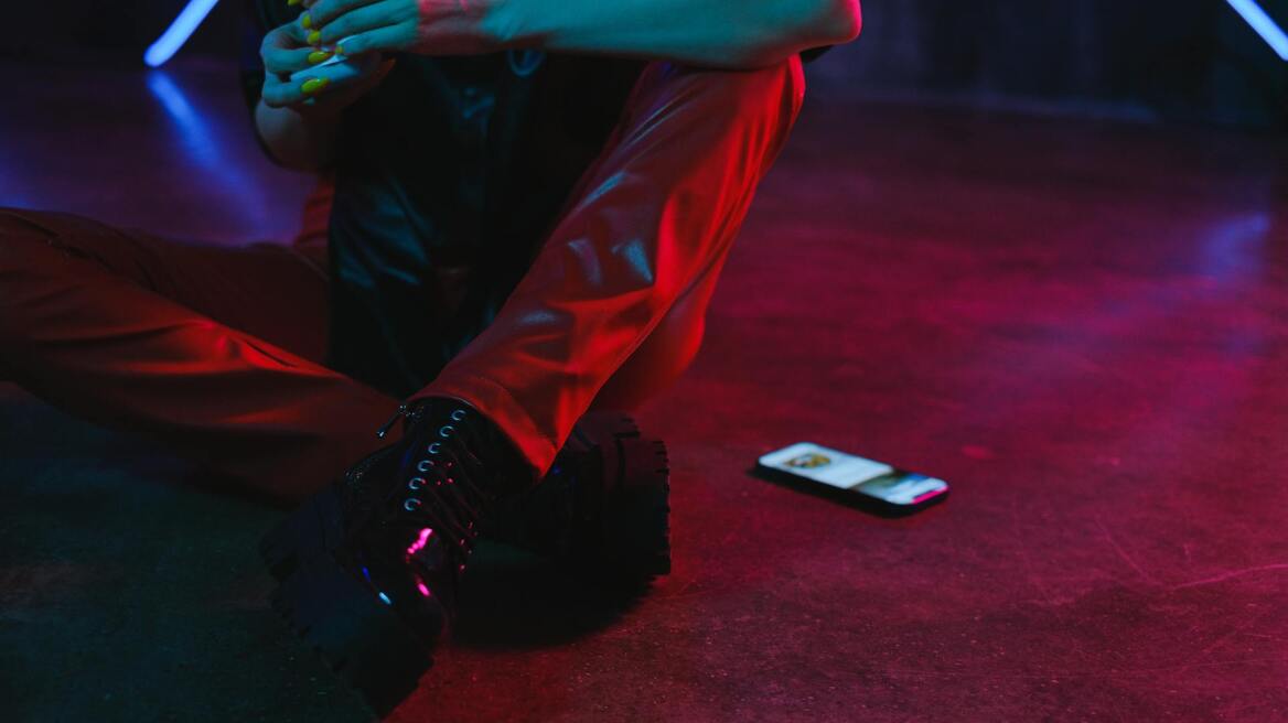 «Catch a predator»: Η τάση που θέλει απλούς πολίτες να παίρνουν τον νόμο στα χέρια τους και να τιμωρούν παιδόφιλους