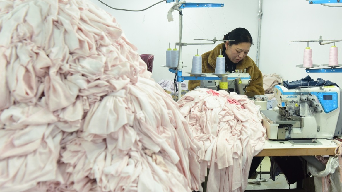 Πώς είναι πραγματικά να δουλεύεις για τη fast fashion; «Όταν ο μήνας έχει 31 μέρες, θα εργαστώ τις 30»