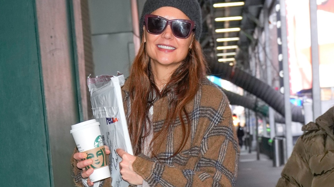 Πώς να φορέσετε φλις τζάκετ με baggy jeans σύμφωνα με την Κέιτι Χολμς