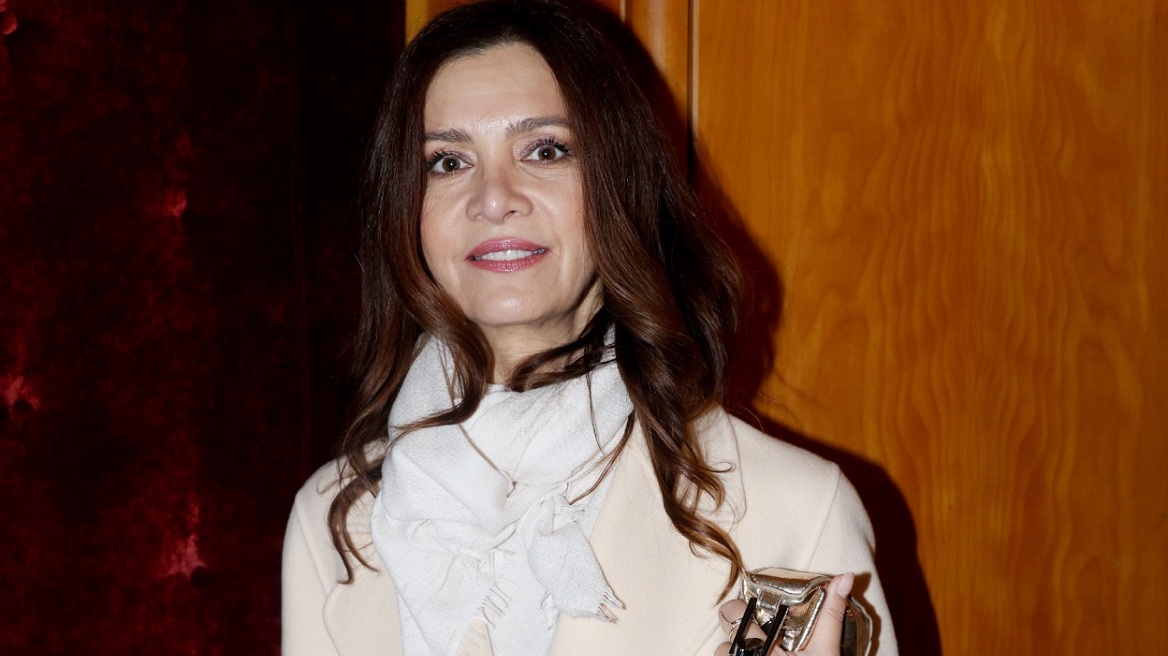 Κατερίνα Λέχου: Μας δείχνει πώς να φορέσουμε το total white τον χειμώνα 