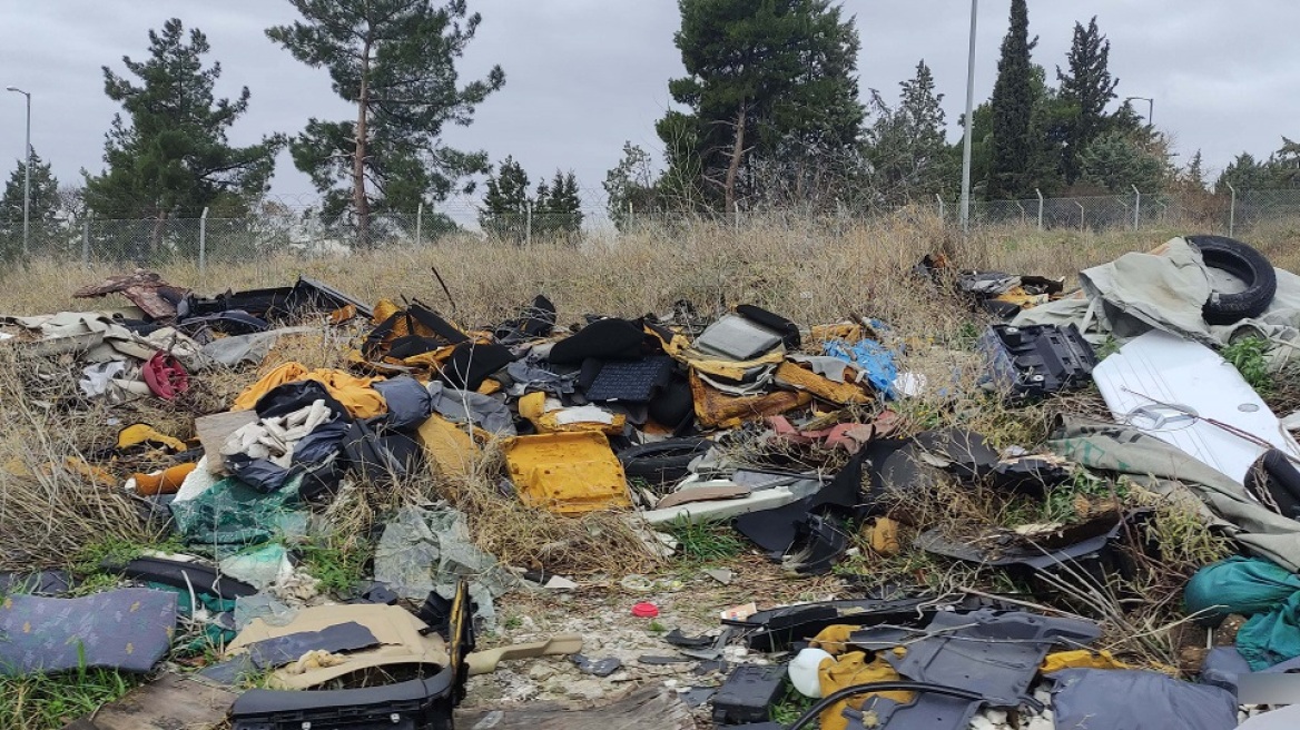 Θεσσαλονίκη: Τους έπιασαν ξανά να κόβουν παράνομα βαρέα οχήματα για ανταλλακτικά και να ρυπαίνουν το περιβάλλον