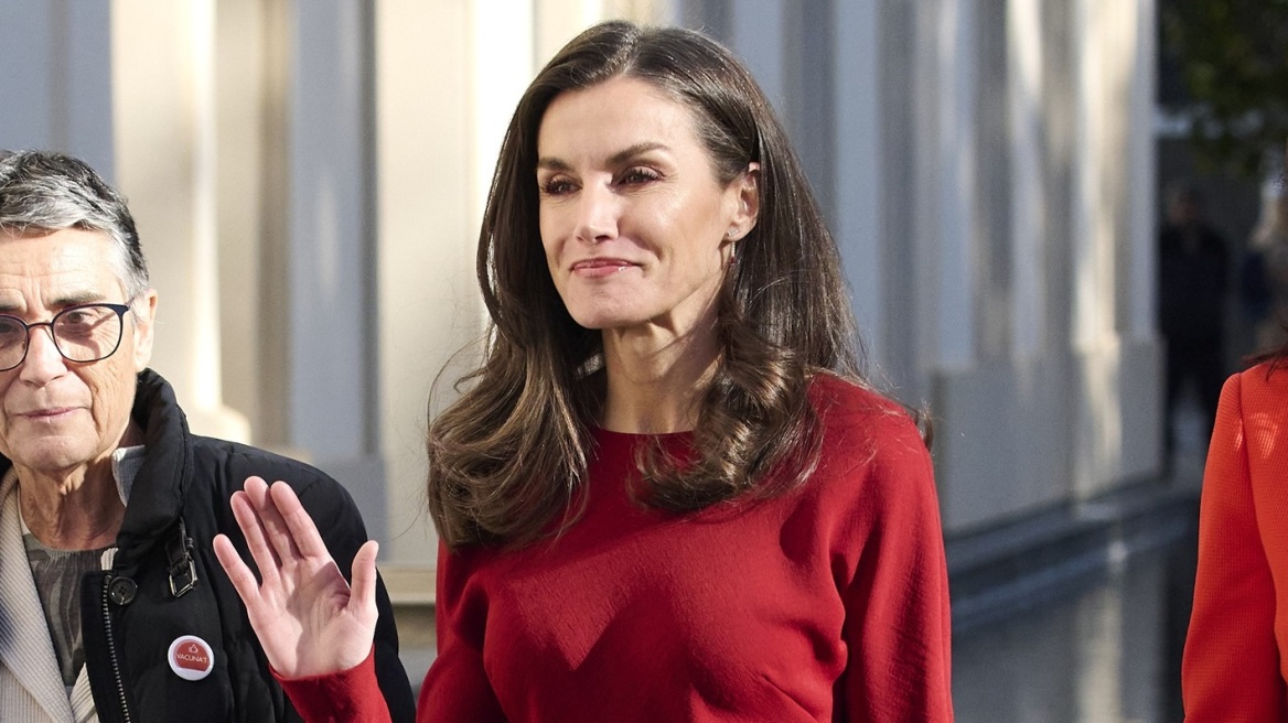 H βασίλισσα Λετίσια συνδυάζει κόκκινο μακρυμάνικο φόρεμα και σουέτ μπότες