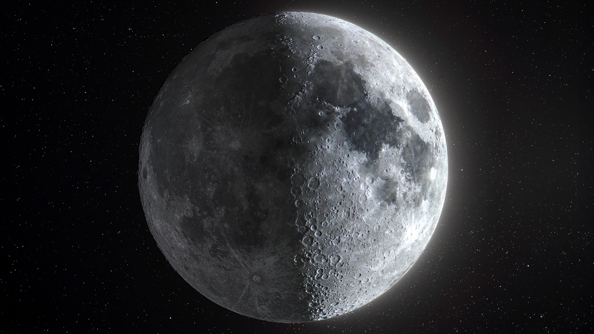 Ο κόσμος των social media έπαθε «πλάκα» όταν ανακάλυψε ότι το φεγγάρι φαίνεται διαφορετικά από χώρα σε χώρα