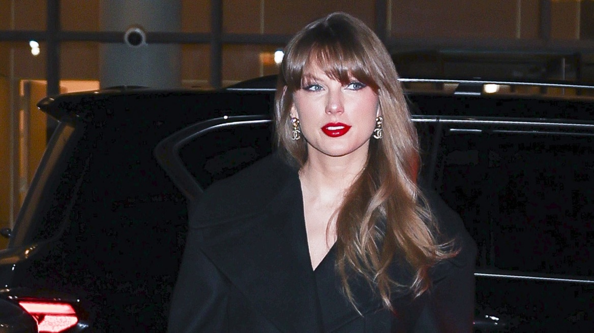 H σέξι εμφάνιση της Τέιλορ Σουίφτ με μίνι φούστα και thigh-high boots