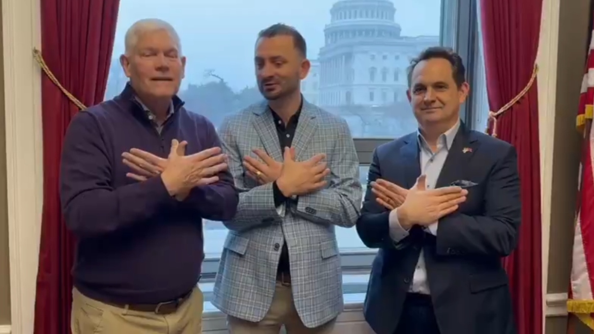 Κογκρέσο: Γερουσιαστής από το Τέξας έστειλε μήνυμα στους Αλβανούς του Κοσόβου σχηματίζοντας τον αλβανικό αετό