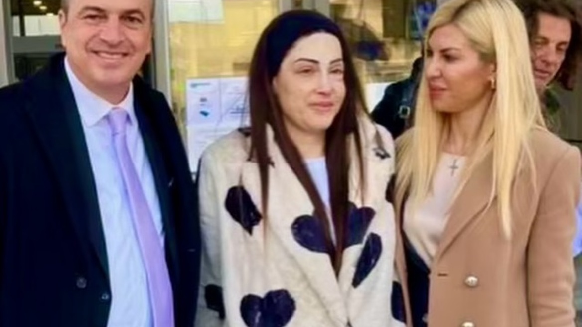 Ιωάννα Παλιοσπύρου: Ο δικαστικός αγώνας της ολοκληρώθηκε και το γιορτάζει με τους δικηγόρους της