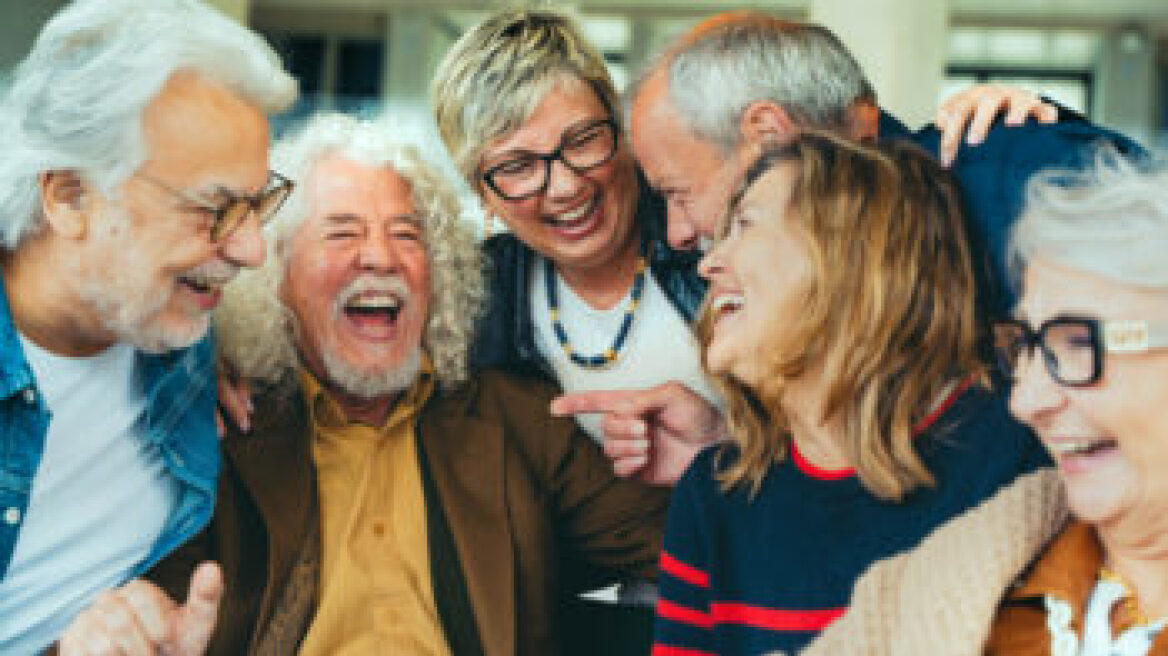 Ένας ψυχολόγος αποκαλύπτει το βασικό συστατικό που φέρνει την ευτυχία – Και δεν είναι τα χρήματα