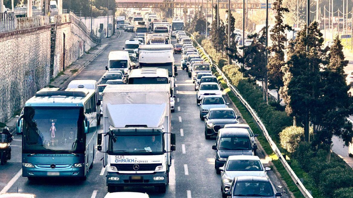 Κίνηση: Μεγάλη ταλαιπωρία και στα δύο ρεύματα του Κηφισού - Καθυστερήσεις και σε Κηφισίας, Κατεχάκη, Μεσογείων