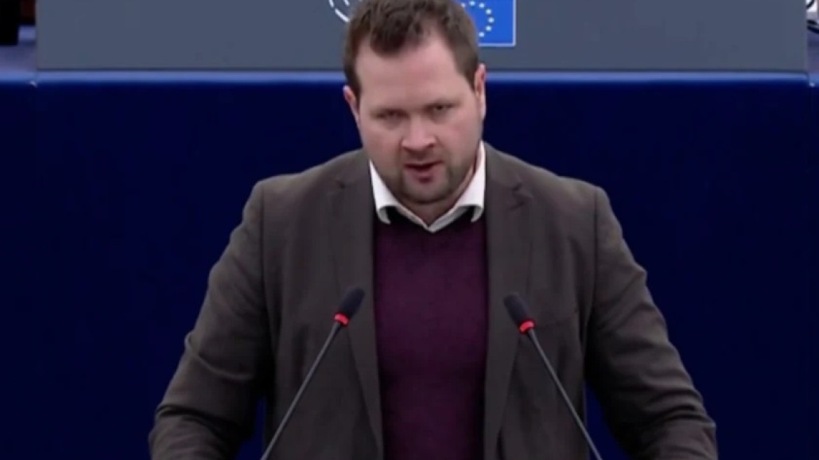 Ντόναλντ Τραμπ: Δανός Ευρωβουλευτής «στόλισε» τον Αμερικανό πρόεδρο στη διάρκεια ομιλίας του για τη Γροιλανδία