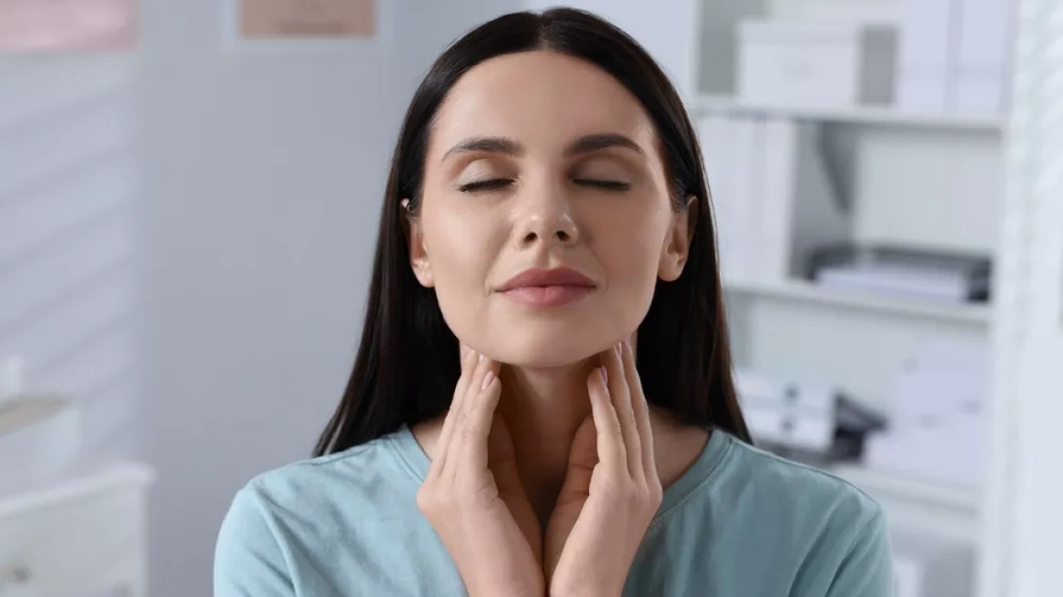 Υπερθυρεοειδισμός: Τι προκαλεί την υπερλειτουργία του αδένα – Τα συμπτώματα και οι θεραπευτικές επιλογές